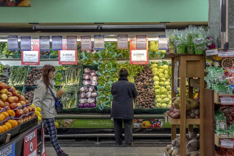 Compradores en un supermercado en Buenos Aires. Foto: Erica Canepa/Bloomberg Compradores en un supermercado en Buenos Aires. Foto: Erica Canepa/Bloomberg