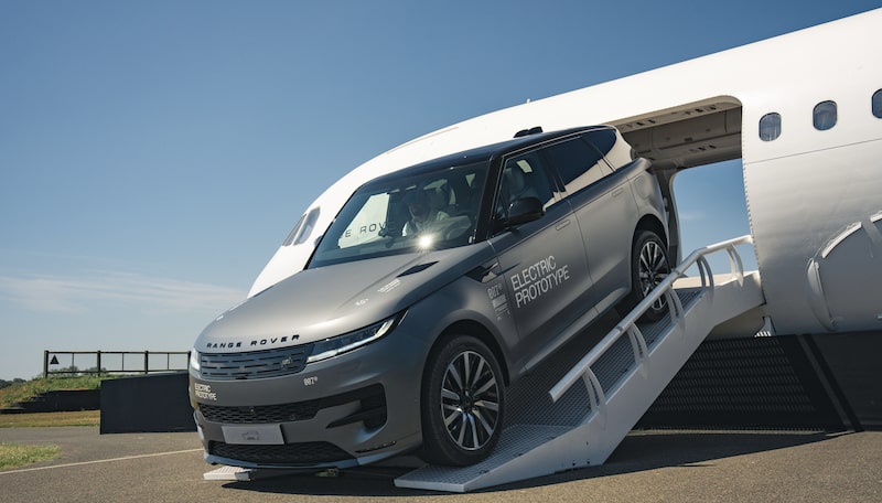 O Range Rover Electric plugado a um carregador doméstico. Um dos SUVs elétricos mais caros do mercado custa quase £ 50.000 acima da versão a combustão e sai das mesmas linhas de montagem da fábrica da JLR em Solihull, no Reino Unido.
A primeira funciona melhor se a matéria abrir pelo desempenho e p O Range Rover Electric plugado a um carregador doméstico. Um dos SUVs elétricos mais caros do mercado custa quase £ 50.000 acima da versão a combustão e sai das mesmas linhas de montagem da fábrica da JLR em Solihull, no Reino Unido.
A primeira funciona melhor se a matéria abrir pelo desempenho e p