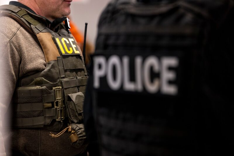 Agentes del Servicio de Inmigración y Control de Aduanas de Estados Unidos (ICE), junto con otras agencias federales, en Chicago, Illinois, el domingo 26 de enero de 2025. Agentes del Servicio de Inmigración y Control de Aduanas de Estados Unidos (ICE), junto con otras agencias federales, en Chicago, Illinois, el domingo 26 de enero de 2025.