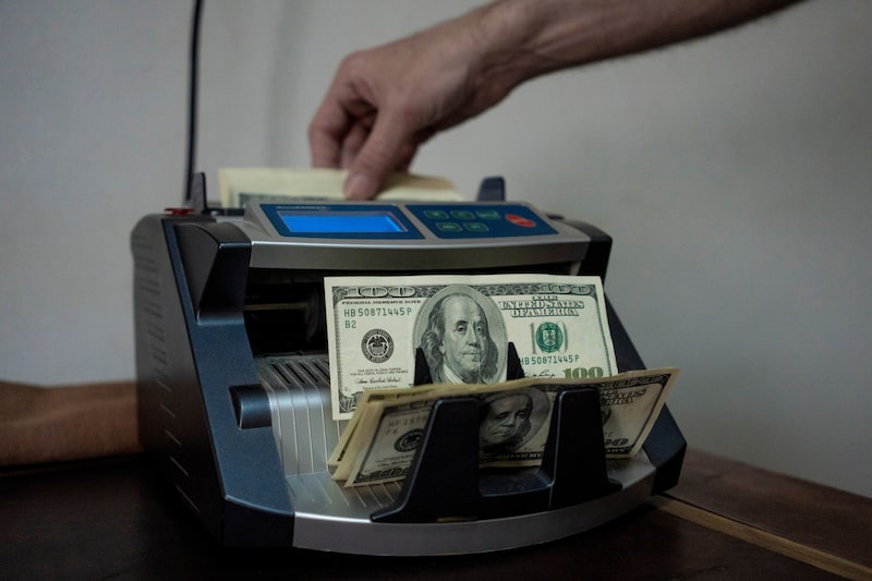 A proposta é dar aos bancos um uso lucrativo para os dólares que estão parados em suas agências A proposta é dar aos bancos um uso lucrativo para os dólares que estão parados em suas agências