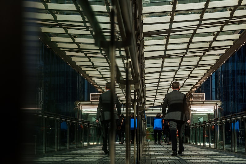 Peatones en una pasarela en el distrito central de Hong Kong. Fotógrafo: Lam Yik/Bloomberg. Peatones en una pasarela en el distrito central de Hong Kong. Fotógrafo: Lam Yik/Bloomberg.