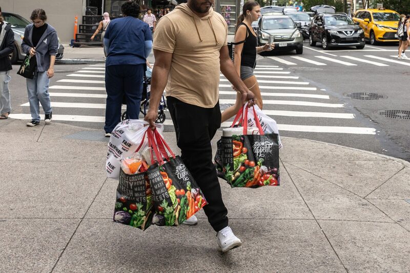 La confianza de los consumidores estadounidenses aumenta por primera vez en cinco meses La confianza de los consumidores estadounidenses aumenta por primera vez en cinco meses