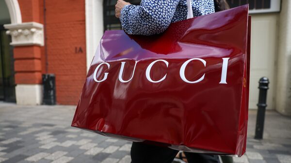 UE multa Gucci, Chloé e Loewe em € 157 milhões por supostas práticas anticompetitivas UE multa Gucci, Chloé e Loewe em € 157 milhões por supostas práticas anticompetitivas