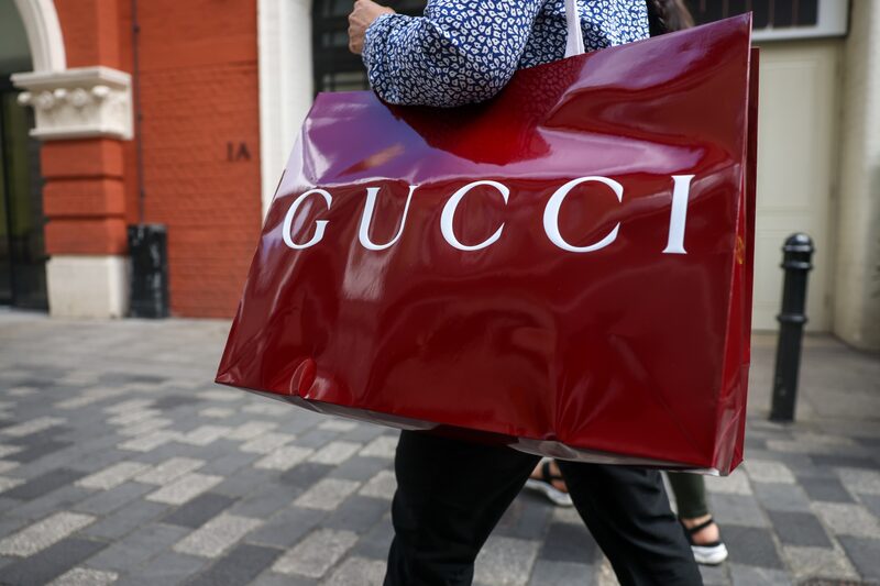Gucci lidera multa de € 157 mi da UE entre as companhias de luxo Gucci lidera multa de € 157 mi da UE entre as companhias de luxo