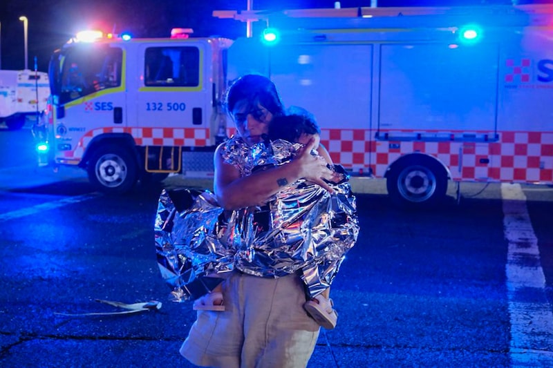 Una ciudadana abandona el lugar con su hijo tras un tiroteo en Bondi Beach el 14 de diciembre. Fotógrafo: George Chan/Getty Images Una ciudadana abandona el lugar con su hijo tras un tiroteo en Bondi Beach el 14 de diciembre. Fotógrafo: George Chan/Getty Images