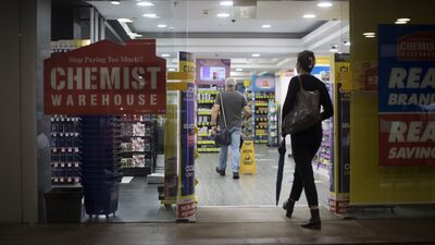 Ele foi de estagiário de farmácia a CEO. E agora uma fusão o tornará um bilionário Ele foi de estagiário de farmácia a CEO. E agora uma fusão o tornará um bilionário