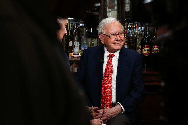 Warren Buffett, presidente y consejero delegado de Berkshire Hathaway Inc, escucha durante una entrevista en Bloomberg Television en Nueva York, Estados Unidos, el miércoles 30 de agosto de 2017. Warren Buffett, presidente y consejero delegado de Berkshire Hathaway Inc, escucha durante una entrevista en Bloomberg Television en Nueva York, Estados Unidos, el miércoles 30 de agosto de 2017.