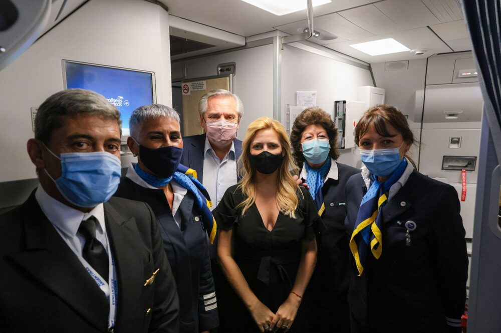 El Presidente viajó acompañado por su pareja y una amplia comitiva El Presidente viajó acompañado por su pareja y una amplia comitiva