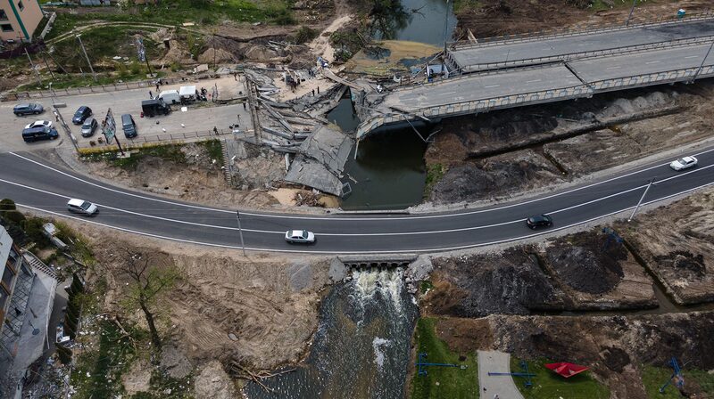Uma vista aérea mostra a nova estrada ao lado da ponte destruída sobre o rio Irpin em 7 de maio de 2022 em Irpin, Ucrânia. Uma vista aérea mostra a nova estrada ao lado da ponte destruída sobre o rio Irpin em 7 de maio de 2022 em Irpin, Ucrânia.