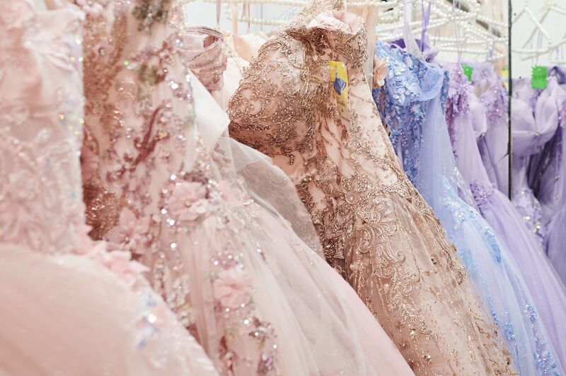 Os estilistas mexicanos que fazem vestidos de 'quinceañera' estão perdendo alguns clientes para vestidos mais baratos feitos na China. (Foto: Mahé Elipe/Bloomberg) Os estilistas mexicanos que fazem vestidos de 'quinceañera' estão perdendo alguns clientes para vestidos mais baratos feitos na China. (Foto: Mahé Elipe/Bloomberg)