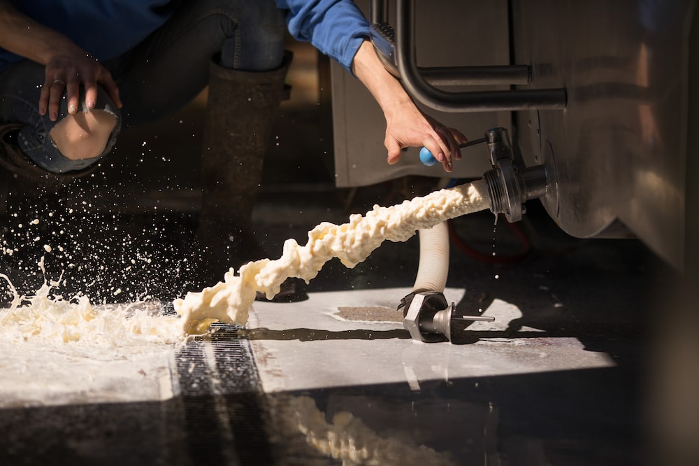 Botando la leche Botando la leche