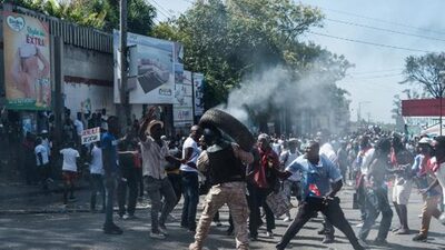 Policía Nacional de Haití se encuentra en “alerta máxima” y embajadas cierran Policía Nacional de Haití se encuentra en “alerta máxima” y embajadas cierran