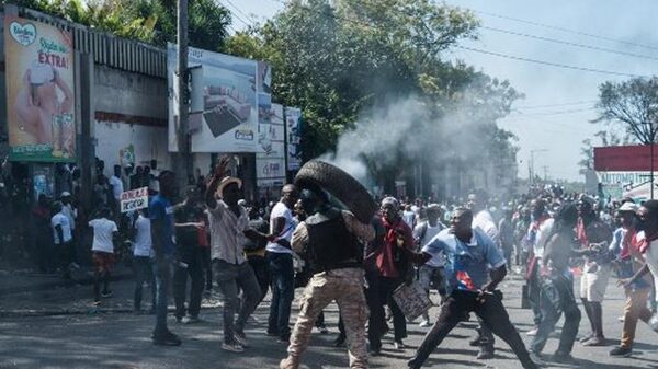 Policía Nacional de Haití se encuentra en “alerta máxima” y embajadas cierran Policía Nacional de Haití se encuentra en “alerta máxima” y embajadas cierran