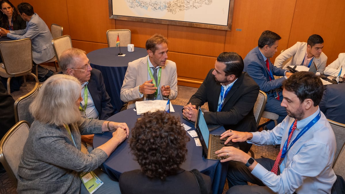 Representantes de los sectores público y privado sostienen una reunión bilateral durante las jornadas organizadas para conectar proyectos de infraestructura con potenciales inversores. Foto: Banco Interamericano de Desarrollo