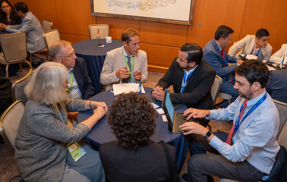 Representantes de los sectores público y privado sostienen una reunión bilateral durante las jornadas organizadas para conectar proyectos de infraestructura con potenciales inversores. Foto: Banco Interamericano de Desarrollo Representantes de los sectores público y privado sostienen una reunión bilateral durante las jornadas organizadas para conectar proyectos de infraestructura con potenciales inversores. Foto: Banco Interamericano de Desarrollo