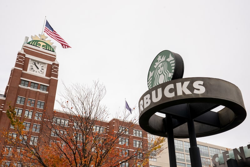 Rede de cafeterias fechará escritórios regionais e transferirá parte da equipe para Nashville em meio aos esforços para recuperar vendas e reduzir despesas Rede de cafeterias fechará escritórios regionais e transferirá parte da equipe para Nashville em meio aos esforços para recuperar vendas e reduzir despesas