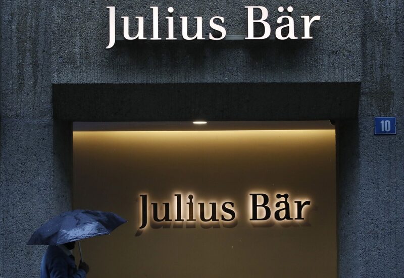 Stefan Bollinger foi contratado para colocar um ponto final nas dolorosas perdas causadas por empréstimos a um conglomerado imobiliário que entrou em colapso. Mas foi esse passado que arruinou a apresentação que o novo CEO fez de suas primeiras ações estratégicas. Stefan Bollinger foi contratado para colocar um ponto final nas dolorosas perdas causadas por empréstimos a um conglomerado imobiliário que entrou em colapso. Mas foi esse passado que arruinou a apresentação que o novo CEO fez de suas primeiras ações estratégicas.