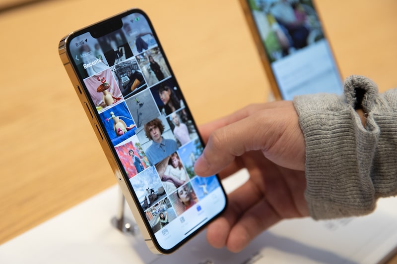 Un cliente ve un iPhone 13 Pro, en una tienda de Apple, en Nueva York, el viernes 24 de septiembre de 2021. Apple Inc. está lanzando su línea de iPhone 13, probando si la nueva tecnología de la cámara hará que los compradores se hagan con una modesta actualización del modelo del año pasado. Fotógrafo: Jeenah Moon/Bloomberg Un cliente ve un iPhone 13 Pro, en una tienda de Apple, en Nueva York, el viernes 24 de septiembre de 2021. Apple Inc. está lanzando su línea de iPhone 13, probando si la nueva tecnología de la cámara hará que los compradores se hagan con una modesta actualización del modelo del año pasado. Fotógrafo: Jeenah Moon/Bloomberg