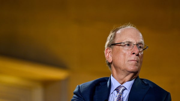 Larry Fink alerta que atrasos na expansão da IA podem favorecer grandes empresas Larry Fink alerta que atrasos na expansão da IA podem favorecer grandes empresas