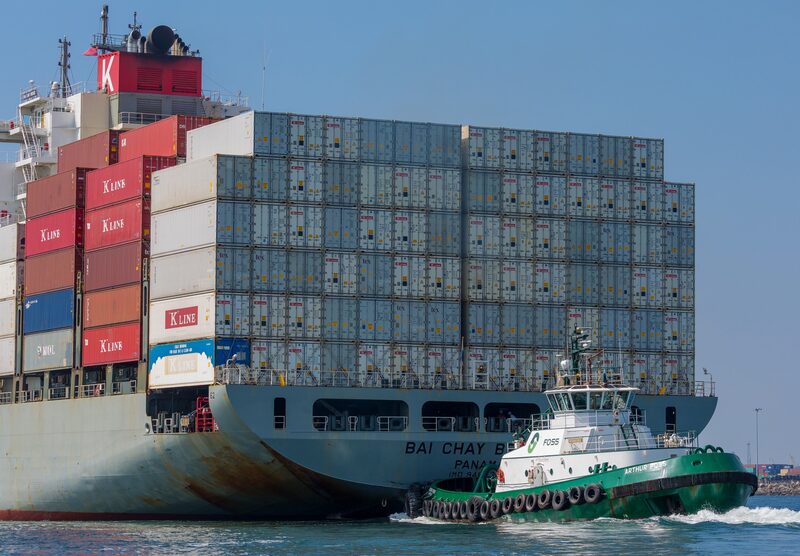 Un remolcador guía al buque de carga Kawasaki Kisen Kaisha Ltd. Bai Chay Bridge, en el puerto de Long Beach en Long Beach, California, EE.UU., el miércoles 4 de abril de 2018. Un remolcador guía al buque de carga Kawasaki Kisen Kaisha Ltd. Bai Chay Bridge, en el puerto de Long Beach en Long Beach, California, EE.UU., el miércoles 4 de abril de 2018.