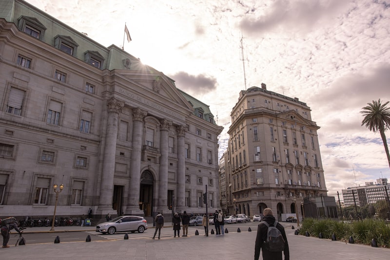 Sede central del Banco Nación Argentina, ubicado en Plaza de Mayo, a metros de Casa Rosada en Buenos Aires. Sede central del Banco Nación Argentina, ubicado en Plaza de Mayo, a metros de Casa Rosada en Buenos Aires.