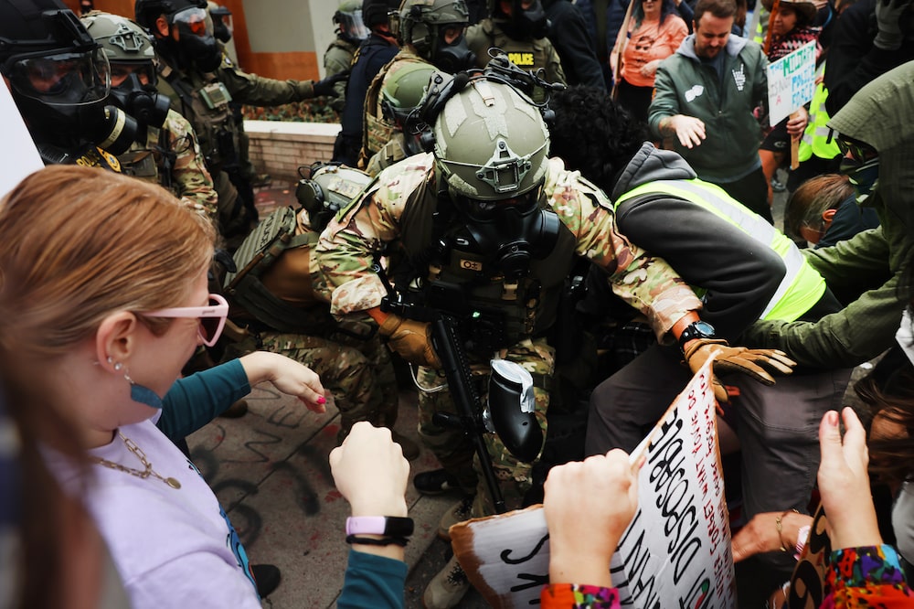 Agentes federales se enfrentan a manifestantes frente a unas instalaciones del ICE en Portland, Oregón, el 4 de octubre. Foto: Getty Images Agentes federales se enfrentan a manifestantes frente a unas instalaciones del ICE en Portland, Oregón, el 4 de octubre. Foto: Getty Images