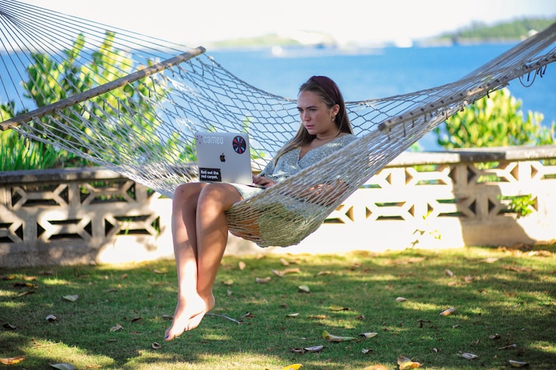 Abbie Sheppard, de 24 años, trabaja de forma remota desde Riddle's Bay, Bermudas, el viernes 13 de noviembre de 2020. Abbie Sheppard, de 24 años, trabaja de forma remota desde Riddle's Bay, Bermudas, el viernes 13 de noviembre de 2020.