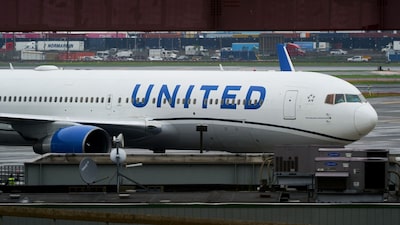 Un avión de United choca contra un poste en una autopista antes de aterrizar en Newark Un avión de United choca contra un poste en una autopista antes de aterrizar en Newark