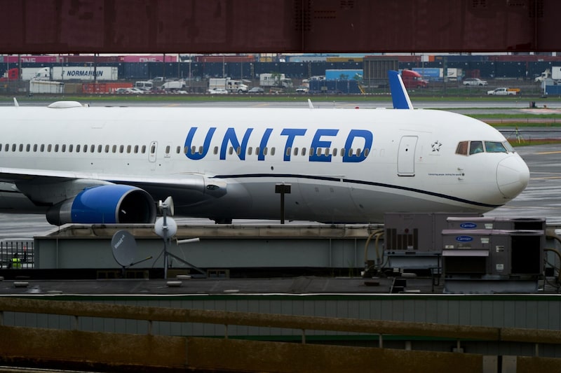 Un avión de pasajeros Boeing 767-300, operado por United Airlines Holdings Inc., en el Aeropuerto Internacional Newark Liberty (EWR) de Newark, Nueva Jersey (EE. UU.), el martes 6 de mayo de 2025. United Airlines Holdings Inc. suprimirá 35 vuelos diarios de ida y vuelta en el Aeropuerto Internacional Newark Liberty después de que unos fallos tecnológicos de la Administración Federal de Aviación y la escasez de controladores aéreos provocaran graves trastornos en los vuelos durante toda una semana. Un avión de pasajeros Boeing 767-300, operado por United Airlines Holdings Inc., en el Aeropuerto Internacional Newark Liberty (EWR) de Newark, Nueva Jersey (EE. UU.), el martes 6 de mayo de 2025. United Airlines Holdings Inc. suprimirá 35 vuelos diarios de ida y vuelta en el Aeropuerto Internacional Newark Liberty después de que unos fallos tecnológicos de la Administración Federal de Aviación y la escasez de controladores aéreos provocaran graves trastornos en los vuelos durante toda una semana.