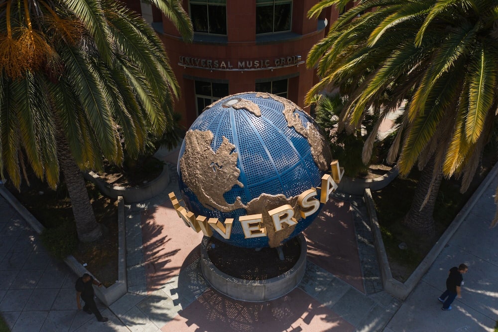 Peatones permanecen frente a la sede de Universal Music Group en Santa Mónica, California. Peatones permanecen frente a la sede de Universal Music Group en Santa Mónica, California.