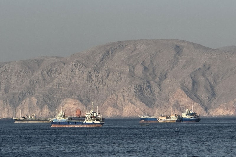 Embarcaciones en el estrecho de Ormuz, frente a la ciudad portuaria de Jasab, en la península de Musandam (norte de Omán). Embarcaciones en el estrecho de Ormuz, frente a la ciudad portuaria de Jasab, en la península de Musandam (norte de Omán).