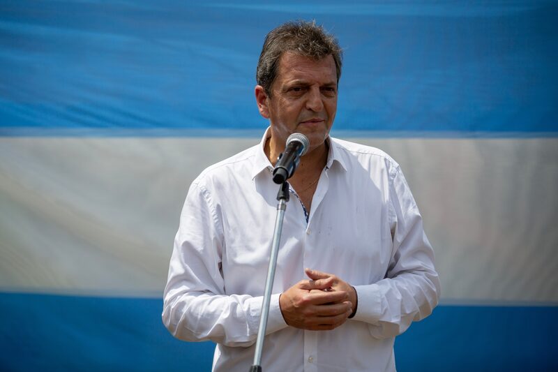 Sergio Massa habla después de votar en Tigre, provincia de Buenos Aires, el domingo. Fotógrafo: María Amasanti/Bloomberg Sergio Massa habla después de votar en Tigre, provincia de Buenos Aires, el domingo. Fotógrafo: María Amasanti/Bloomberg