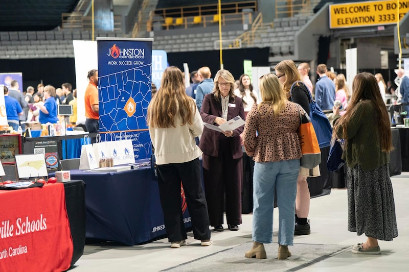 Personas que buscan empleo en una feria de prácticas y empleo en Boone, Carolina del Norte. Fotógrafa: Allison Joyce/Bloomberg. Personas que buscan empleo en una feria de prácticas y empleo en Boone, Carolina del Norte. Fotógrafa: Allison Joyce/Bloomberg.