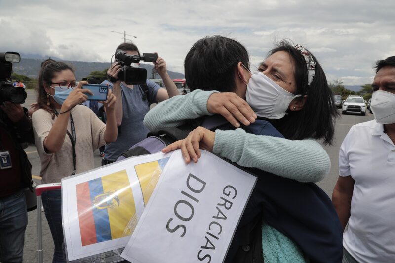 Padres de familia recibieron a sus hijos que huyeron desde Ucrania por la guerra. Padres de familia recibieron a sus hijos que huyeron desde Ucrania por la guerra.