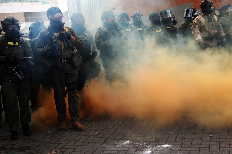 Agentes federales contienen a los manifestantes frente a las instalaciones del ICE en Portland el 4 de octubre. Fotógrafo: Spencer Platt/Getty Images
Agentes federales contienen a los manifestantes frente a las instalaciones del ICE en Portland el 4 de octubre. Fotógrafo: Spencer Platt/Getty Images