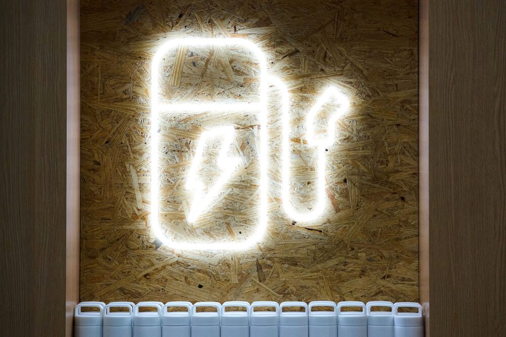 Un icono iluminado de un cargador de vehículo eléctrico en Los Ángeles, California, EE.UU., el jueves 18 de noviembre de 2021. Un icono iluminado de un cargador de vehículo eléctrico en Los Ángeles, California, EE.UU., el jueves 18 de noviembre de 2021.