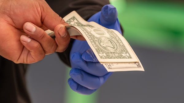 Dólar roza máximos del año mientras el euro cae por tensiones fiscales en Europa Dólar roza máximos del año mientras el euro cae por tensiones fiscales en Europa