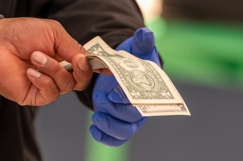 Un comerciante sostiene dinero en efectivo en San Francisco. Fotógrafo: David Paul Morris/Bloomberg. Un comerciante sostiene dinero en efectivo en San Francisco. Fotógrafo: David Paul Morris/Bloomberg.