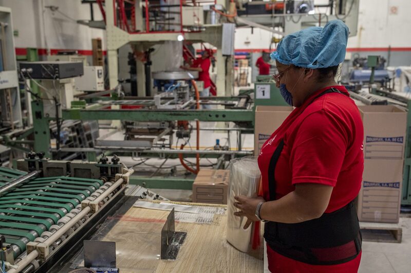 El empleo formal en México desaceleró su ritmo de generación de empleos en mayo. El empleo formal en México desaceleró su ritmo de generación de empleos en mayo.