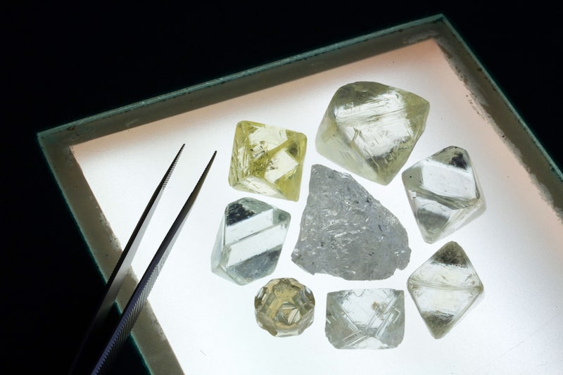 Colección de diamantes en bruto en una mesa de clasificación de Alrosa en Moscú, Rusia Colección de diamantes en bruto en una mesa de clasificación de Alrosa en Moscú, Rusia
