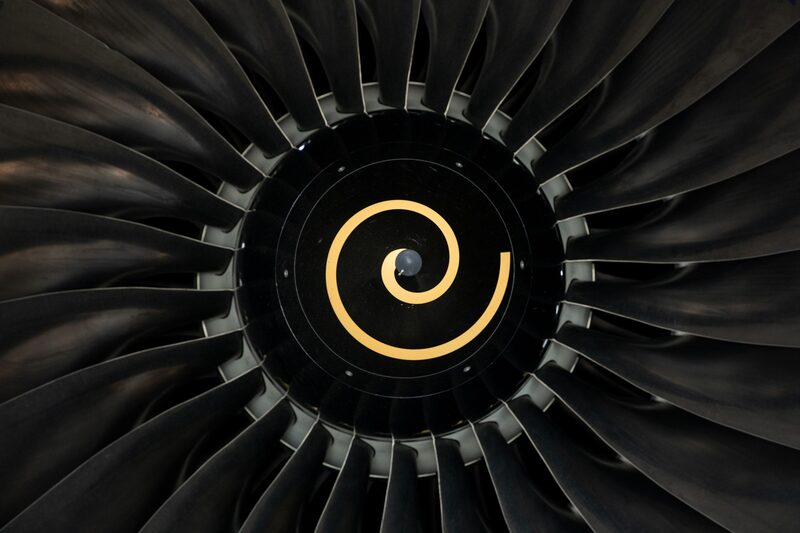 Un motor a reacción de Rolls Royce Holdings Plc en el interior del nuevo hangar de mantenimiento, en el aeropuerto de Chateauroux-Centre "Marcel Dassault" en Chateauroux, Francia, el viernes 1 de julio de 2022. A muchas compañías aéreas les costó ver un futuro para sus enormes Airbus SE A380 cuando la pandemia dejó en tierra las flotas a principios de 2020, pero el aeropuerto francés de Chateauroux, a unos 250 kilómetros al sur de París, abre su gigantesco hangar equipado para manejar los aviones de dos pisos y hasta cinco o seis fuselajes estrechos. Un motor a reacción de Rolls Royce Holdings Plc en el interior del nuevo hangar de mantenimiento, en el aeropuerto de Chateauroux-Centre "Marcel Dassault" en Chateauroux, Francia, el viernes 1 de julio de 2022. A muchas compañías aéreas les costó ver un futuro para sus enormes Airbus SE A380 cuando la pandemia dejó en tierra las flotas a principios de 2020, pero el aeropuerto francés de Chateauroux, a unos 250 kilómetros al sur de París, abre su gigantesco hangar equipado para manejar los aviones de dos pisos y hasta cinco o seis fuselajes estrechos.