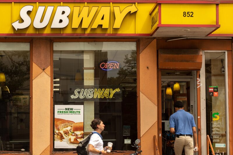 Rede de restaurantes é uma das maiores do mundo, com cerca de 37.000 lojas em mais de 100 países Rede de restaurantes é uma das maiores do mundo, com cerca de 37.000 lojas em mais de 100 países