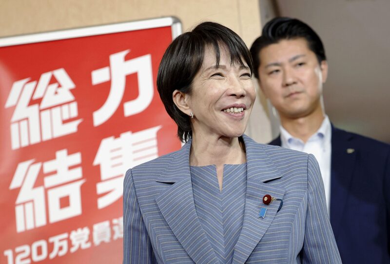 La nueva presidenta del Partido Liberal Democrático japonés, Sanae Takaichi, se reúne con la prensa en la sede del partido en Tokio el 5 de octubre de 2025, tras mantener conversaciones con el ex primer ministro Taro Aso. La nueva presidenta del Partido Liberal Democrático japonés, Sanae Takaichi, se reúne con la prensa en la sede del partido en Tokio el 5 de octubre de 2025, tras mantener conversaciones con el ex primer ministro Taro Aso.
