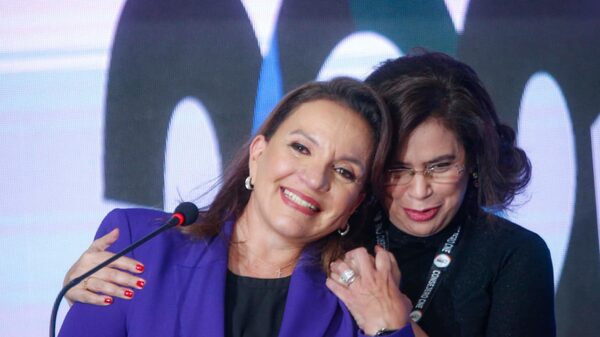 Rixi Moncada renuncia a la Secretaría de Finanzas y anuncia aspiración presidencial Rixi Moncada renuncia a la Secretaría de Finanzas y anuncia aspiración presidencial