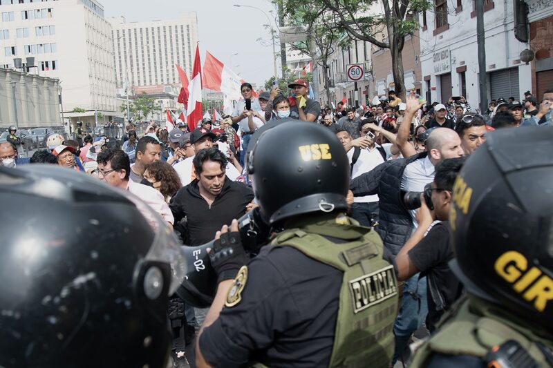 Los manifestantes exigen la liberación de Pedro Castillo después de que su autogolpe de Estado fallara. Los manifestantes exigen la liberación de Pedro Castillo después de que su autogolpe de Estado fallara.