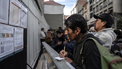 Billetes “caídos del cielo” tras accidente aéreo en Bolivia desatan caos en el comercio Billetes “caídos del cielo” tras accidente aéreo en Bolivia desatan caos en el comercio