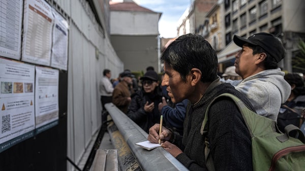 Billetes “caídos del cielo” tras accidente aéreo en Bolivia desatan caos en el comercio Billetes “caídos del cielo” tras accidente aéreo en Bolivia desatan caos en el comercio