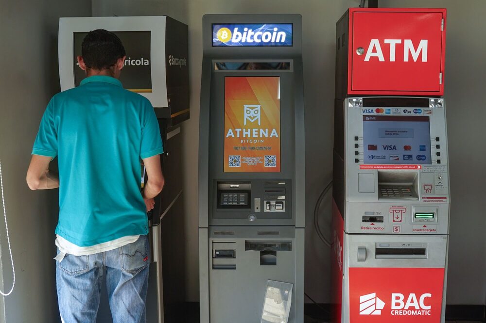 Un cliente junto a un cajero automático Athena Bitcoin en Mejicanos, El Salvador, el miércoles 28 de febrero de 2024. Un cliente junto a un cajero automático Athena Bitcoin en Mejicanos, El Salvador, el miércoles 28 de febrero de 2024.