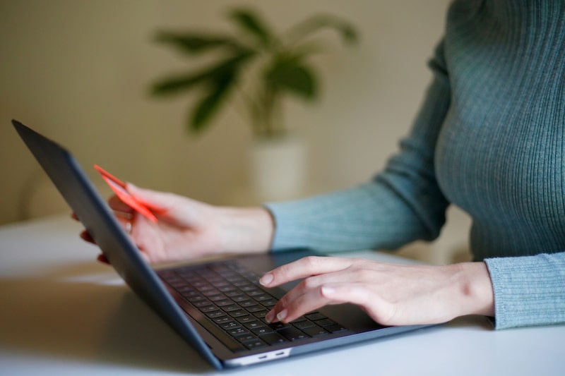 Una persona realiza un pago digital en su computadora. Una persona realiza un pago digital en su computadora.