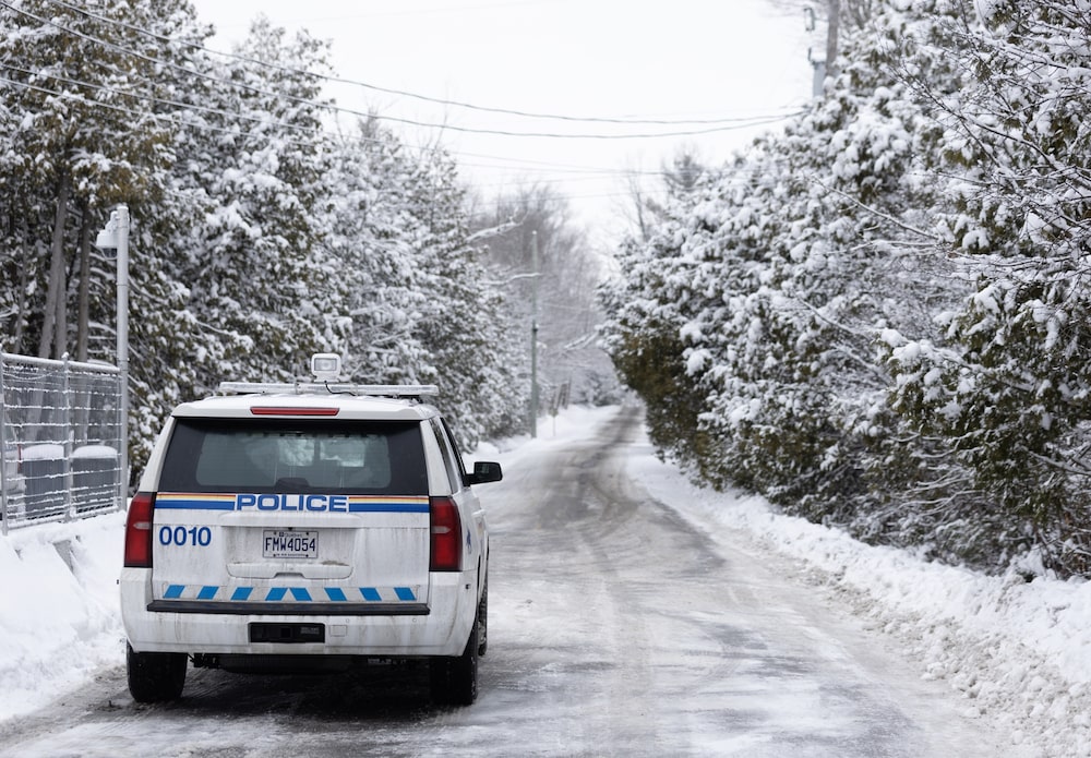 Un vehículo de la Real Policía de Canadá patrulla por la carretera de Roxham, en el sur de Quebec, un punto de paso para los inmigrantes que intentaban entrar a pie en Canadá. Fuente: Bloomberg Un vehículo de la Real Policía de Canadá patrulla por la carretera de Roxham, en el sur de Quebec, un punto de paso para los inmigrantes que intentaban entrar a pie en Canadá. Fuente: Bloomberg